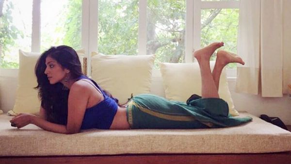 ரொம்ப கம்ஃபர்ட்டா இருக்கு.. வேஷ்டி கட்டி குப்புறப்படுத்தப்படி போஸ் கொடுத்திருக்கும் மாளவிகா மோகனன்!