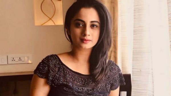 குடும்பத்துடன் புது வீட்டுக்குச் சென்ற பிரபல நடிகை! ஓடி வந்து வாழ்த்துச் சொன்ன சக ஹீரோயின்ஸ்!