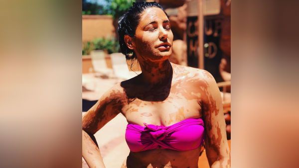 நோய் எதிர்ப்பு சக்தியை அப்படி அதிகரிக்குமாம்ல.. வைரலாகும் பிரபல நடிகையின் களிமண் குளியல் ஸ்டில்ஸ்!