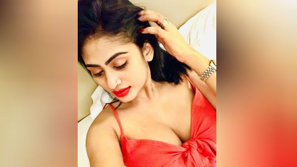 டாப் ஆங்கிளில்.. சும்மா தெறிக்கவிடுறாரே பியூமி ஹன்சமாலி.. தினம் தினம் கவர்ச்சி விருந்துதான் போங்க!