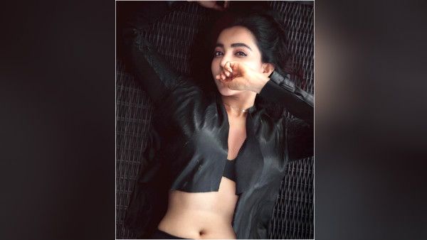 பட்டனை கழட்டிவிட்டு.. மட்ட மல்லாக்க படுத்து விட்டத்தை பார்க்கும் அஜித் பட நடிகை.. தகிக்கும் இன்ஸ்டா!