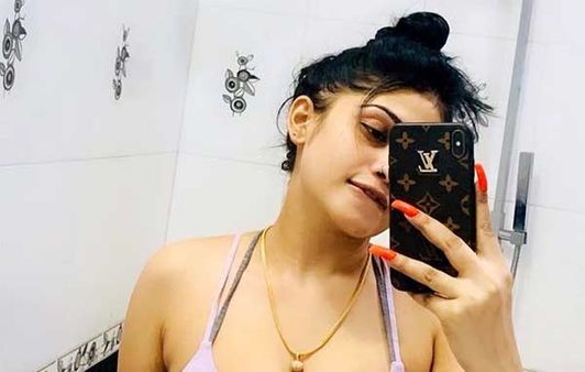 உதட்டை கடித்தபடி.. உள்ளாடை மட்டுமே அணிந்து கொண்டு.. பாத்ரூமில் செல்ஃபி எடுத்து சூடேற்றும் நடிகை!