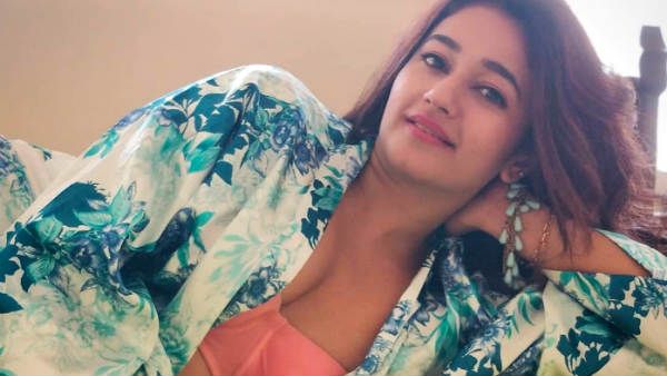 'அதை' காட்டியப்படி ஒய்யாரமாக படுத்திருக்கும் பூனம் பாஜ்வா.. லிட்டர் கணக்கில் ஜொள்ளுவிடும் ஃபேன்ஸ்!