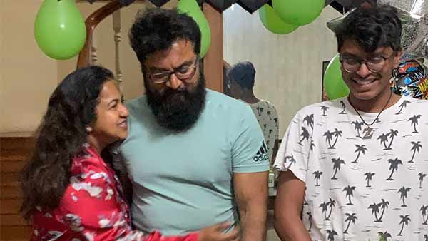 கணவருக்கு பிறந்தநாள்.. கேக் கட்டிங்.. கட்டிப்பிடித்து வாழ்த்து.. ராதிகா ஷேர் செய்த அசத்தல் போட்டோ!