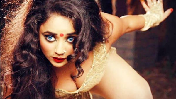 யாரும் பயந்துடாதீங்க.. இது நாக பஞ்சமி ஸ்பெஷல் தான்.. மஸ்த்ராம் நடிகையின் ஒரு மார்க்கமான போஸ்!