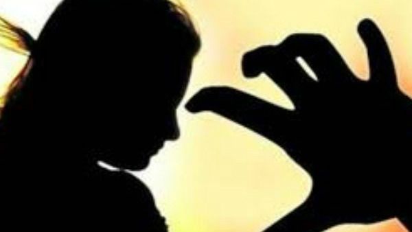 லாக்டவுனால் பணக்கஷ்டம்.. உதவிக் கேட்ட நடிகை பாலியல் வன்கொடுமை.. வீடியோ எடுத்து மிரட்டிய கொடூரம்!