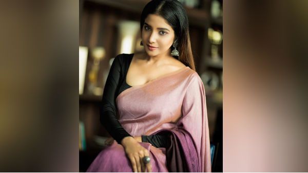 சும்மா சொல்லக்கூடாது.. ஃபுல் ஸ்லிவ் பிளவுஸ்.. பிளெய்ன் சாரி.. கிறங்க வைக்கும் சாக்ஷி!