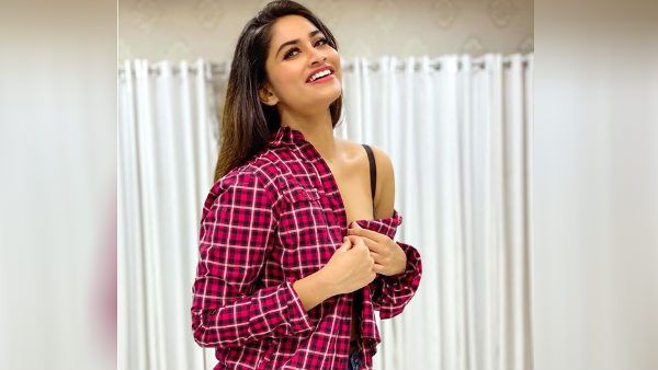 ஒரு பக்க ஆடையை கழட்டி.. பகல் நிலவு ஷிவானியா இப்படி.. ஷாக்கான ரசிகர்கள்.. வைரலாகும் போட்டோ!