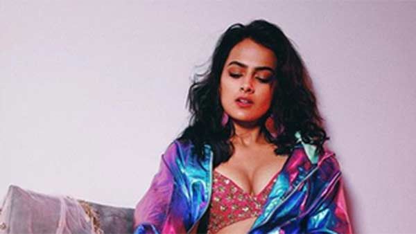 ஆப்பிள் உடன் ஏவாள்.. முன்னழகு தெரிய படு கவர்ச்சியான உடையில் பிரபல நடிகை.. கேப்ஷன் தான் அள்ளுது!