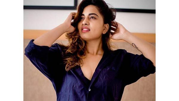 கருப்பு வெள்ளையில்.. கிளாமர் காட்டி சூடேற்றும்… டார்லிங் பட நாயகி!