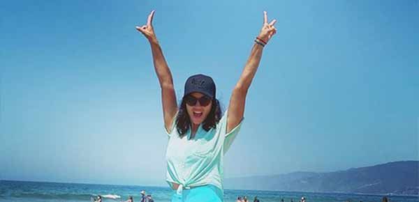 சன்னி லியோன் எப்படா சேச்சி ஆனாங்க..? பிகினி ஸ்டில் வெளியிட்ட பிரபல நடிகையிடம் ஃபேன்ஸ் கலாய்!