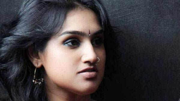 யாருடி நீ.. ஒரு புருஷன் இருந்தா நீ பத்தினியா? லைவில் லக்ஷ்மி ராமகிருஷ்ணனை கிழித்து தொங்கவிட்ட வனிதா!