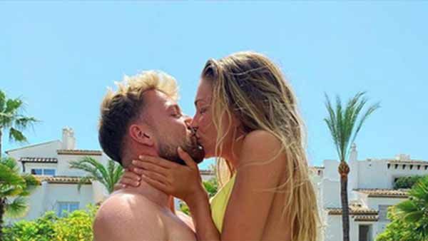 நீச்சல் குளத்தில் ‘நச்’.. காதலனுக்கு லிப் லாக் அடித்த ரியாலிட்டி ஷோ பிரபலம்.. வைரலாகும் போட்டோ!