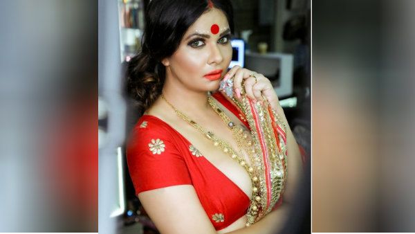 சேலையில் கூட இவ்வளவு கவர்ச்சியா... மஸ்த்ராம் நடிகையின் போட்டோவை பார்த்து மிரளும் ஃபேன்ஸ்!