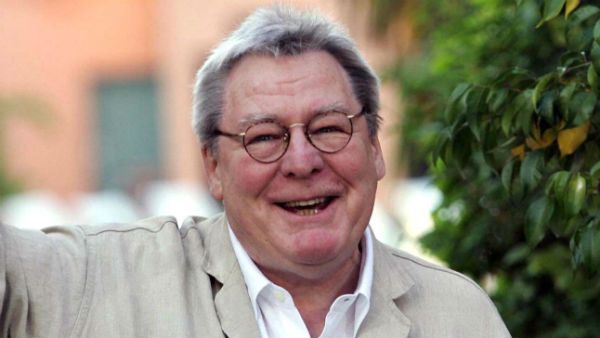 மிசிஸிபி பர்னிங், எவிடா படங்களை இயக்கியவர்.. பிரிட்டீஸ் இயக்குனர் காலமானார்..திரையுலகம் இரங்கல்!