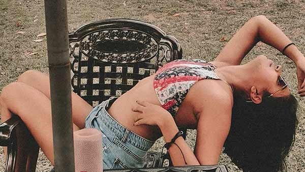 மல்லாக்கப்படுத்து.. நீட்டிநெளித்து.. ஓவர் கவர்ச்சி.. வைரலாகும் அமலாபால் பிக்ஸ்!