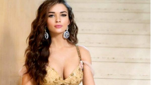 ஏன் என்னாச்சு? கார் கதவைத் திறந்துகொண்டு கண்ணீர் விட்டபடி ஓடிய எமி ஜாக்சன்.. ஆடிப்போன இயக்குனர்!