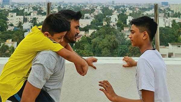 இது டி-சர்ட் பஞ்சாயத்து.. நடிகர் தனுஷ் வீட்டில் நடந்த சுவாரஸ்யமான விவாதம்.. வைரலாகும் போட்டோ!