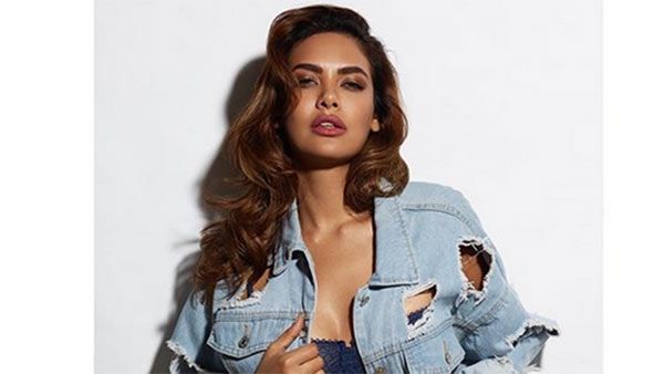 ஆங்காங்கே கிழிந்த சட்டையில் பிரபல ஹீரோயினின் ஏடா கூட போஸ்.. வைரலாகும் ஸ்டன்னிங் புகைப்படம்!