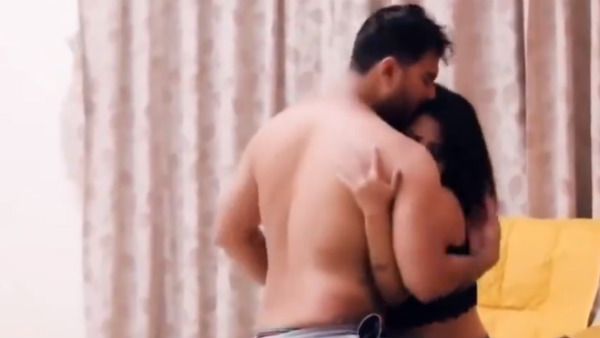 18+: சோஃபாவில் தொடங்கி பெட்டில் முடித்து.. இளம் ஜோடியின் அதிரடி.. இணையத்தை சூடாக்கும் பகீர் காட்சி!