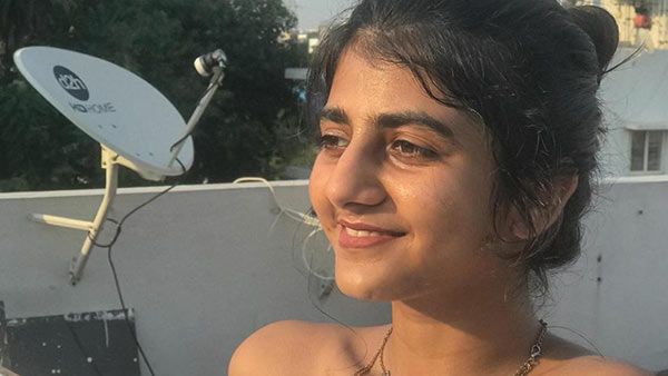 மாடியில நிக்கிற மானுகுட்டி ... விஜய் டிவி கேப்ரில்லாவை வர்ணித்த ரசிகர்கள்!