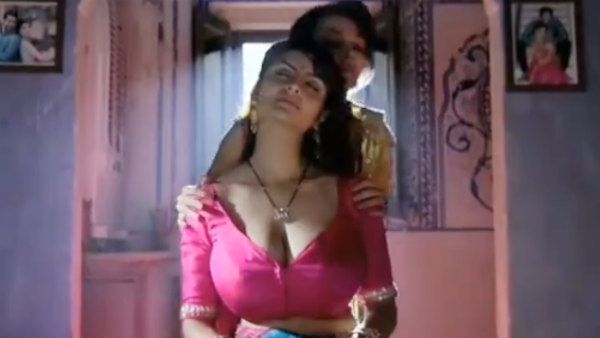 18+: ஓரினச்சேர்ச்கையில் ஈடுபடும் பெண்கள்.. இரவில் அப்படி.. பகலில் இப்படி.. மிரட்டும் கண்டி பாத் 2!