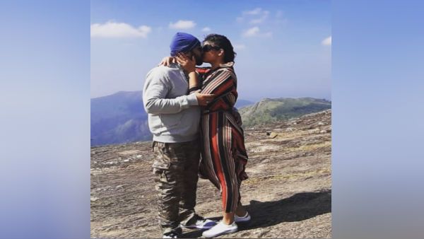 வெட்டவெளியில் கணவருடன் லிப்லாக்.. திருமண நாளை ஒட்டி விஷால் பட ஹீரோயின் பகிர்ந்த 'சில்' போட்டோ!