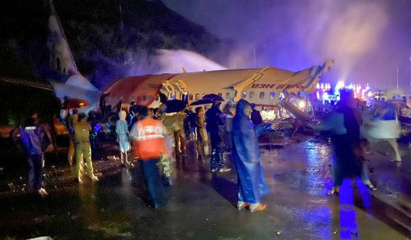 இரண்டு பாதியாக பிளந்த விமானம்.. இதயமே நொறுங்கிவிட்டது.. கோழிக்கோடு விபத்து.. பிரபலங்கள் அதிர்ச்சி!