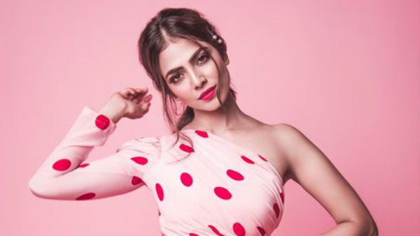 கொஞ்சம் நிலவு.. கொஞ்சம் நெருப்பு.. பர்த் டே பேபி மாளவிகா மோகனன் காட்டிய கவர்ச்சி தரிசனம்!