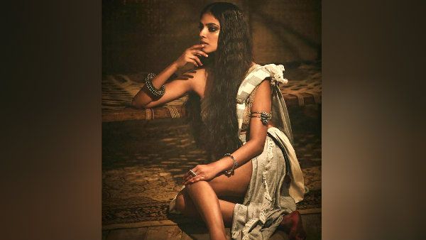 மாளவிகா மோகனனின் வரம்பு மீறிய கவர்ச்சி போட்டோ... ஆள் பாதி ஆடை பாதி!