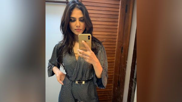 என்னது டிரெஸ் போடுறத ரொம்ப மிஸ் பண்றாரா.. செல்ஃபி போட்டு தெறிக்கவிடும் மாளவிகா மோகனன்!