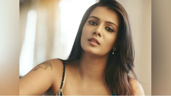 நடிகர்கள் விஜய், சூர்யா குறித்து ஆபாச பேச்சு.. மீரா மிதுன் மீது போலீஸில் புகார்.. கொடும்பாவி எரிப்பு