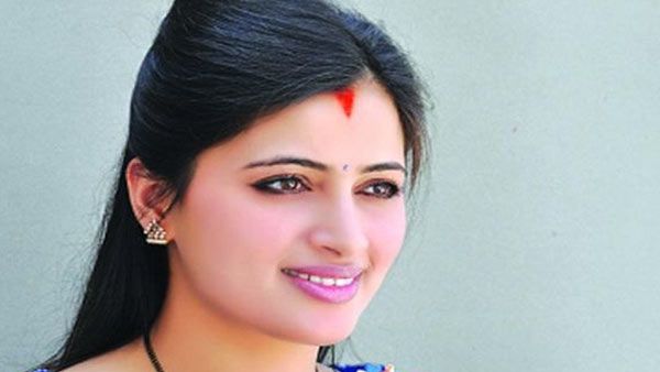 கொரோனாவுக்கு வீட்டில் சிகிச்சை பெற்ற நடிகை.. உடல் நிலை மோசமானதால் மருத்துவமனைக்கு மாற்றம்!