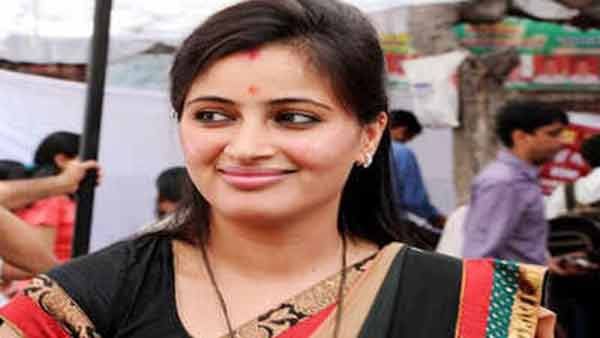 குடும்பத்தில் 10 பேருக்கு ஏற்கனவே கொரோனா.. பிரபல நடிகைக்கும் பரவியதால் பரபரப்பு.. தீவிர சிகிச்சை!