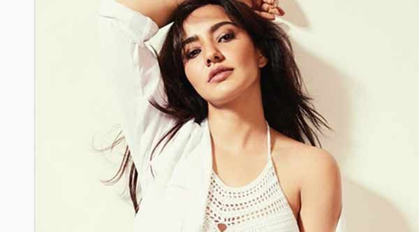 ஆகஸ்ட்டுக்கே ஹலோவா..? அசால்ட் டிரெஸ்சில் பிரபல ஹீரோயின் அள்ளும் லைக்ஸ்.. மொய்க்கும் ஃபேன்ஸ்!