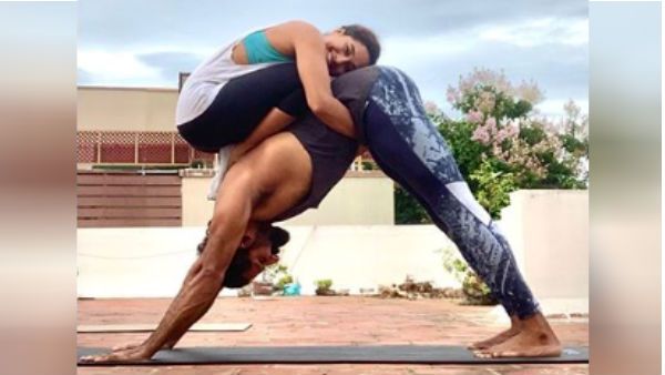 இப்படி கூட கட்டிப்பிடிக்கலாமா.. கணவருடன் கலக்கல் போஸில் பூஜா ராமச்சந்திரன்.. வைரலாகும் செம பிக்ஸ்!