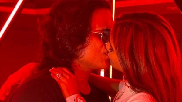 மீண்டும் லிப்லாக்.. இன்ஸ்டாவில் போட்டோ.. கமெண்டில் காதலருடன் ரொமான்ஸ்.. படுத்தும் பிரபல நடிகை!