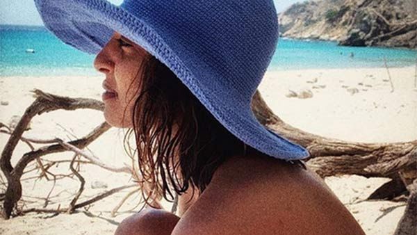 பட்டப்பகலில்.. பீச்சில் வெறும் தொப்பியுடன் போஸ் கொடுத்த கபாலி பட ஹீரோயின்.. ஷாக்கான ஃபேன்ஸ்!