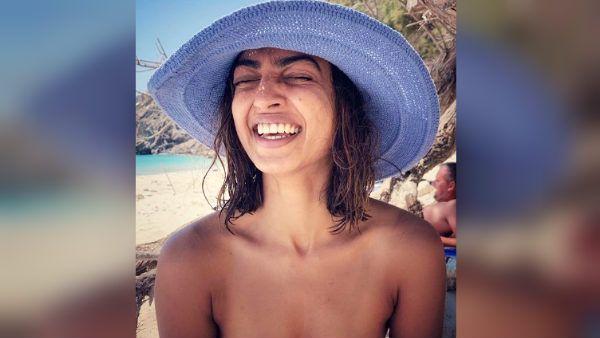 கன்னபின்னா வைரலில் பிரபல நடிகையின் டாப்லெஸ் போட்டோ.. துணி விற்கிற கடையே இல்லையா? கேட்கும் ஃபேன்ஸ்!