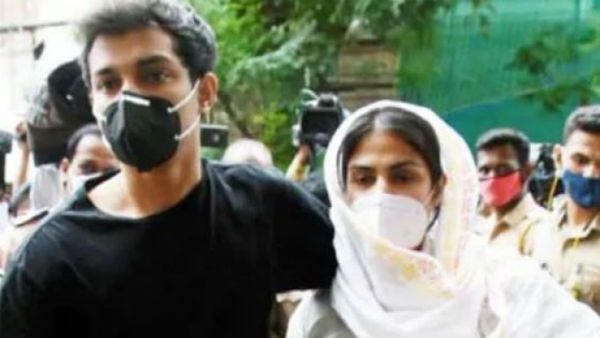 சிபிஐ விசாரணை தீவிரம்.. சுஷாந்த் சிங் நண்பர், மானேஜர் முன்பு நடிகை ரியாவிடம் சரமாரி கேள்வி!