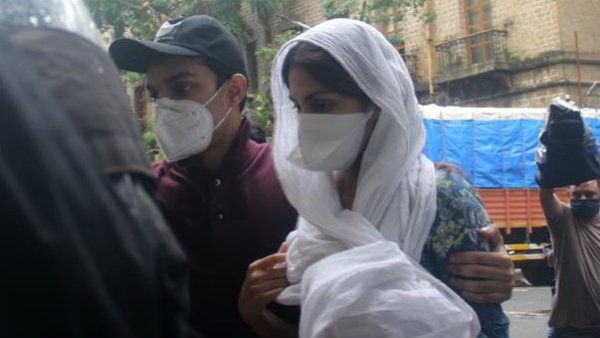 ஓடி ஒளிந்ததெல்லாம் ஓவர்.. அமலாக்கத் துறையில் முதன்முறையாக ஆஜரானார் நடிகை ரியா சக்கரவர்த்தி