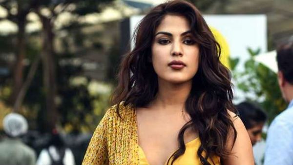 சுஷாந்த் வழக்கு.. நடிகை ரியா சக்கரவர்த்தி தலைமறைவு.. வலைவீசும் பீகார் போலீஸ்.. டிஜிபி அதிரடி!