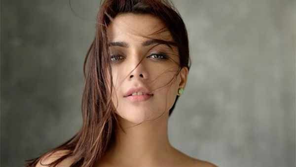 இப்படி காட்டினா எப்படி.. அப்படி ஒரு லுக்கில் நெட்டிசன்களை 'ச்சு' கொட்ட வைக்கும் இளம் நடிகை!