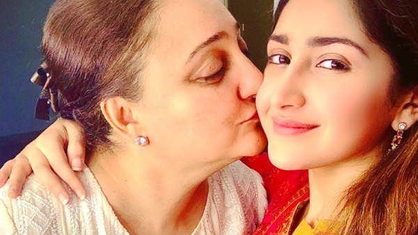 பிரபல நடிகைக்கு பிறந்த நாள் கட்டியணைத்து முத்தம் கொடுத்து வாழ்த்து சொன்ன அம்மா.. யாருன்னு பாருங்க!