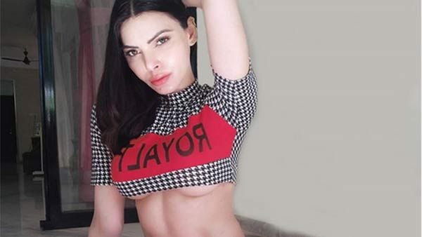 தெரிஞ்சேதான் இப்படி போஸ் கொடுக்கறீங்களா.. கையை மேலே தூக்கிய நடிகை.. அப்படியே தெரிந்த முன்னழகு!