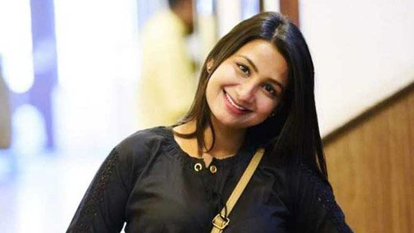 காதலர் விஷம் குடித்து தற்கொலை.. மயங்கி விழுந்த பாடகி சீரியஸ்.. மருத்துவமனையில் தீவிர சிகிச்சை!