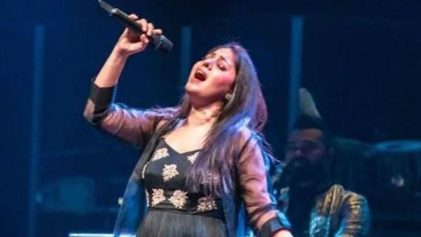 பாலிவுட் பாடகி சுனிதி சவுகானுக்கு இன்று பிறந்தநாள்.. இணையத்தை கலக்கும் வாழ்த்து செய்தி !