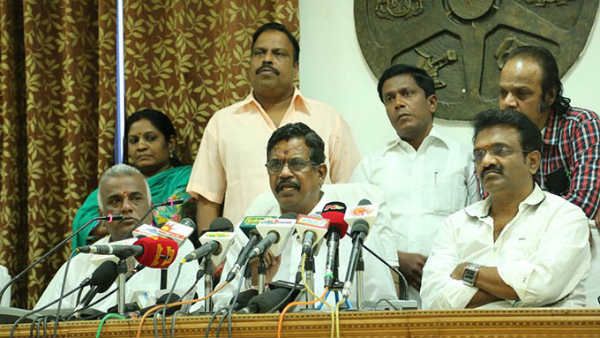 இயக்குனர் பாரதிராஜா மீது நடவடிக்கை எடுக்க வேண்டும்.. தனி அதிகாரிக்குத் தயாரிப்பாளர்கள் கடிதம்!