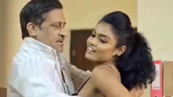 18+: ஆபிஸ் ரூமுக்குள் வயது வித்தியாசம் இல்லாமல் இளம் பெண்ணுடன் கசமுசா.. வைரலாகும் 'கசக்' ஹாட் சீன்!