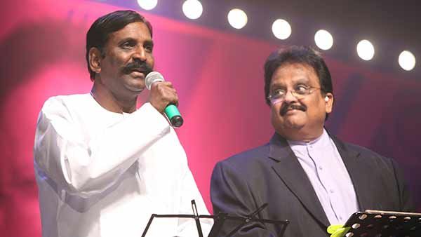 சொன்னப்படியே எஸ்பிபிக்காக 'பொன்மாலை பொழுதை' ஒலிக்கவிட்ட வைரமுத்து.. மொட்ட மாடியில் பிரார்த்தனை!